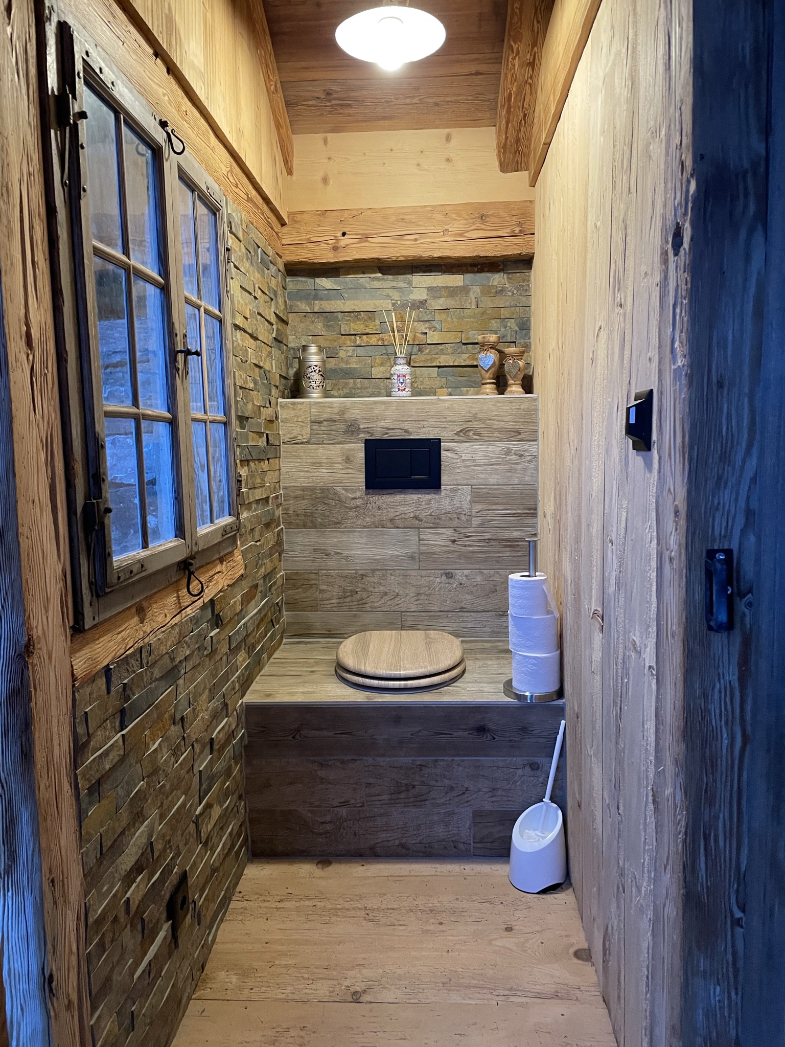 WC mit Altholz-Elementen