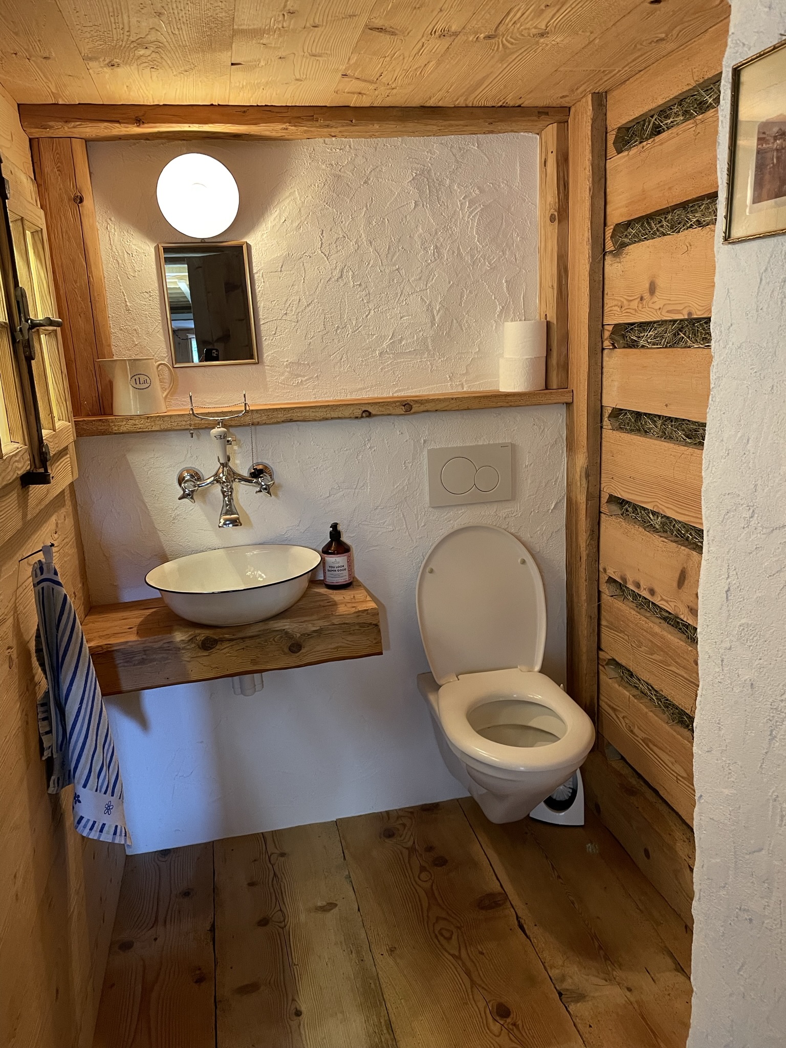 Toilette mit Altholz-Elementen